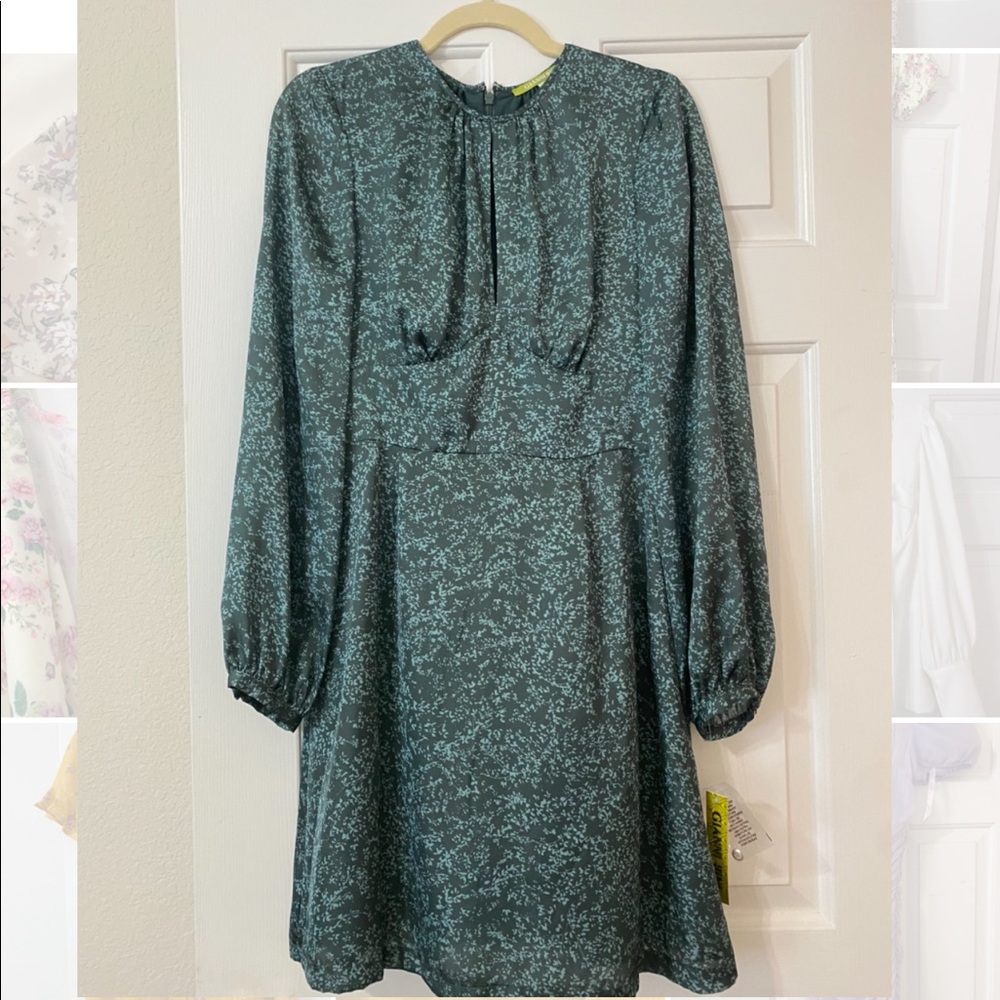 Green, patterned dress with high neck and vertical chest slit (Size 6)